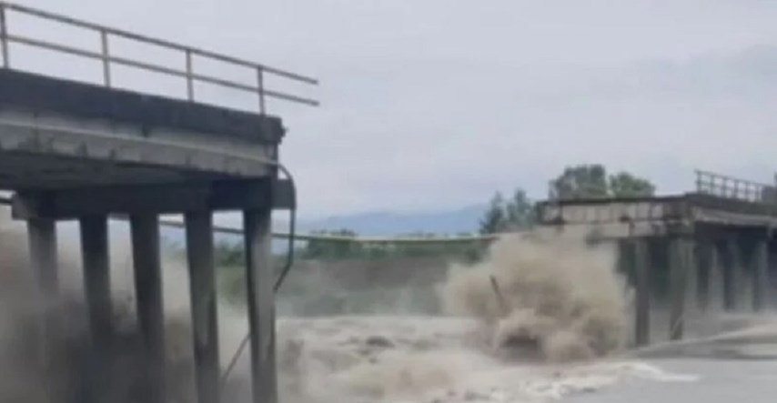 VIDEO Zbog poplava srušio se dio mosta u Srbiji