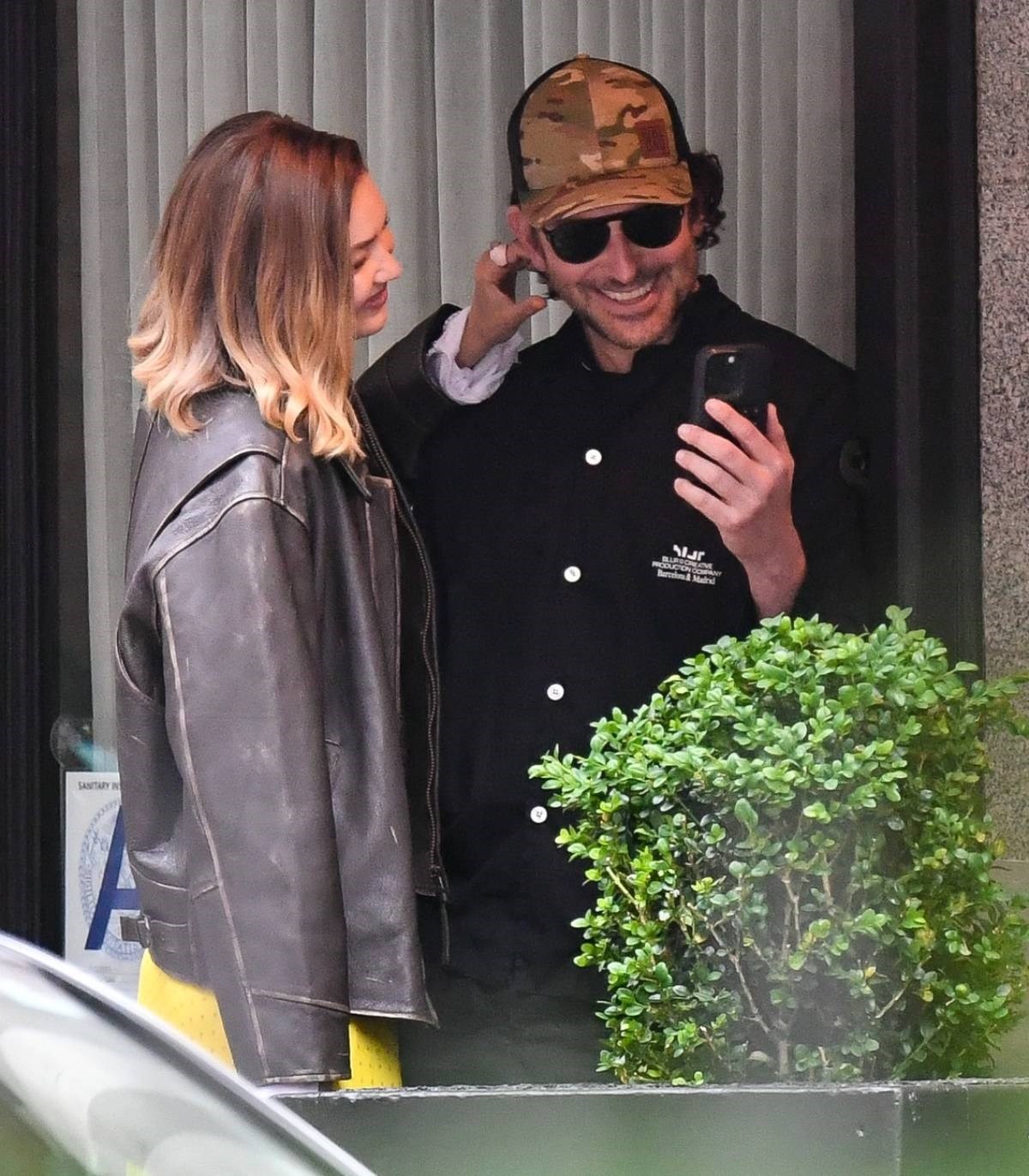 Gigi Hadid (30) i Bradley Cooper (50) ne skrivaju zaljubljenost, snimili ih paparazzi