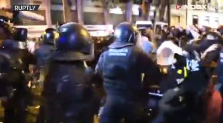 VIDEO Katalonija gori, više od 125 ozlijeđenih, tisuće marširaju prema Barceloni