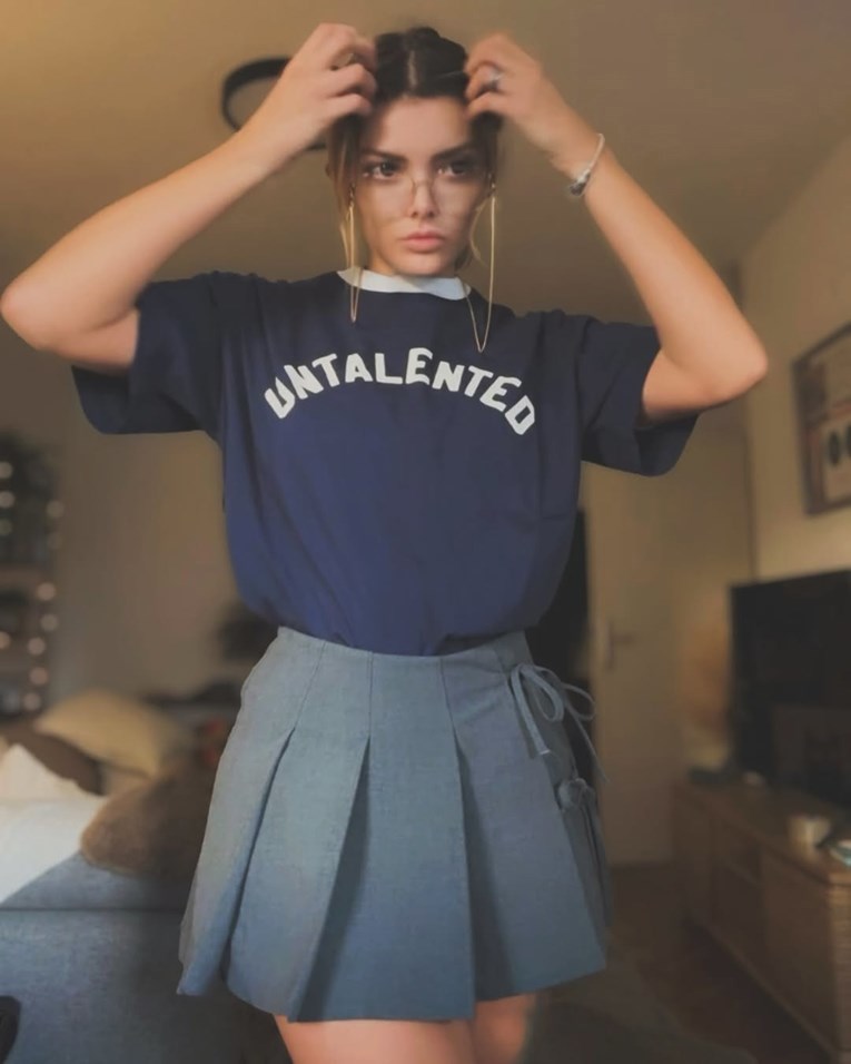 Majica kojom nas je nasmijala Ella Dvornik sad je na super popustu