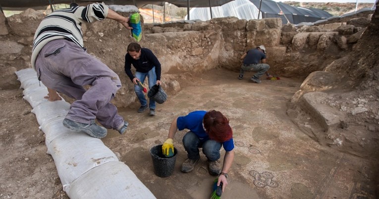 Arheolozi u Izraelu otkrili netaknuto kokošje jaje staro tisuću godina