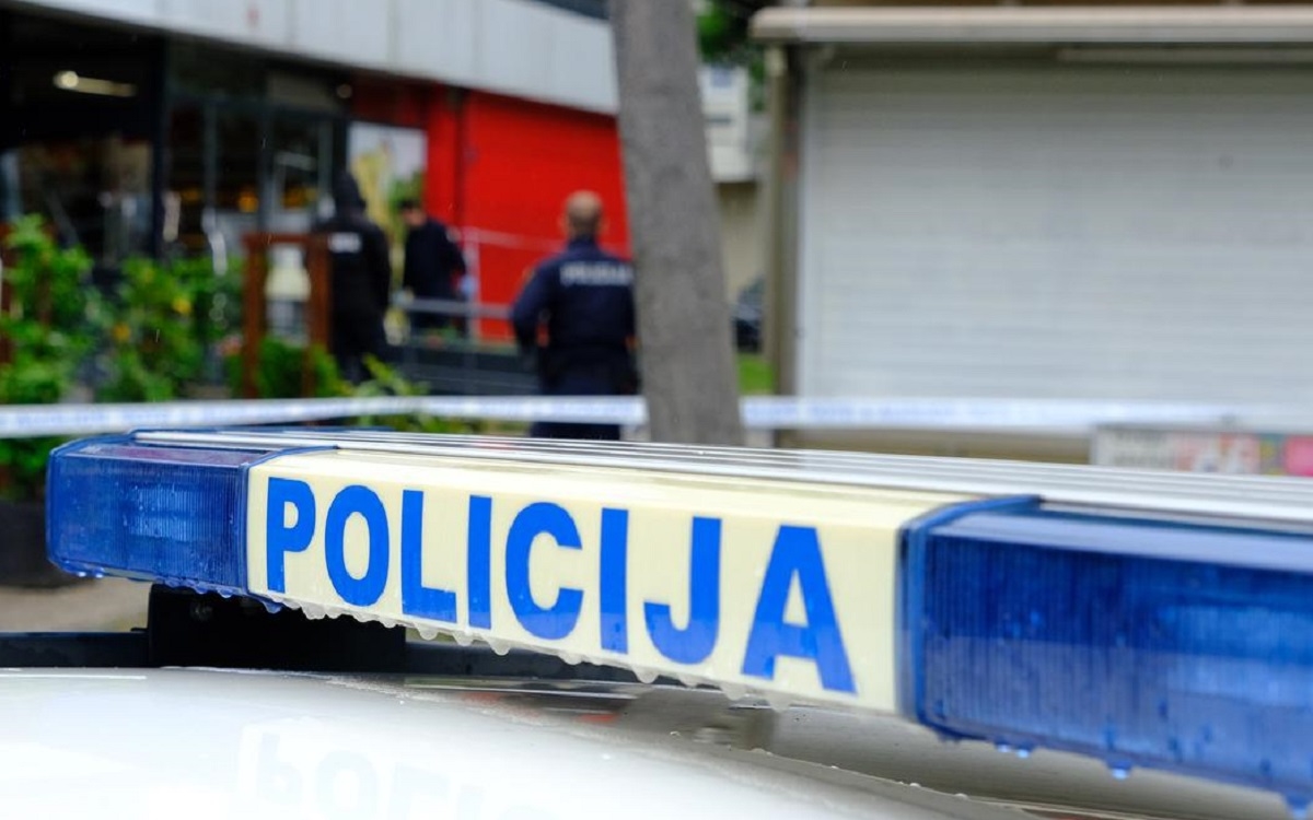 Žena u Puli dugo uznemiravala 23-godišnjakinju. Autom joj se zabila u vrata zgrade