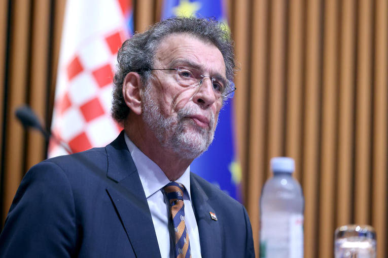 Fuchs najavio dulji rad profesora. Oporba pita kome se time pogoduje