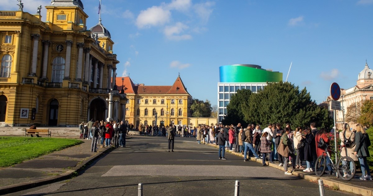 Ovo je red ispred zagrebačkog HNK, zbog ogromnog interesa pao im je web