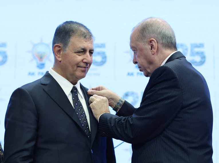 Gradonačelnik oporbene utvrde prešao Erdoganu. Policija postavila barikade na trgu