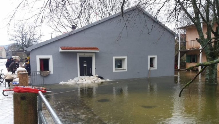 VIDEO Veliki potop u Dicmu, poplavljene ceste i kuće, obustavljen promet