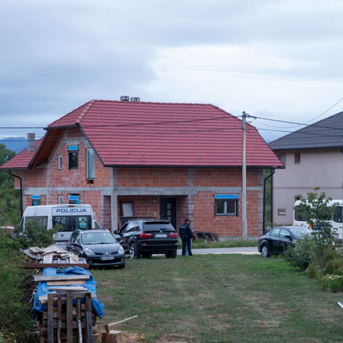 Predao se muškarac koji je u Gospiću izbo suprugu i njenog prijatelja