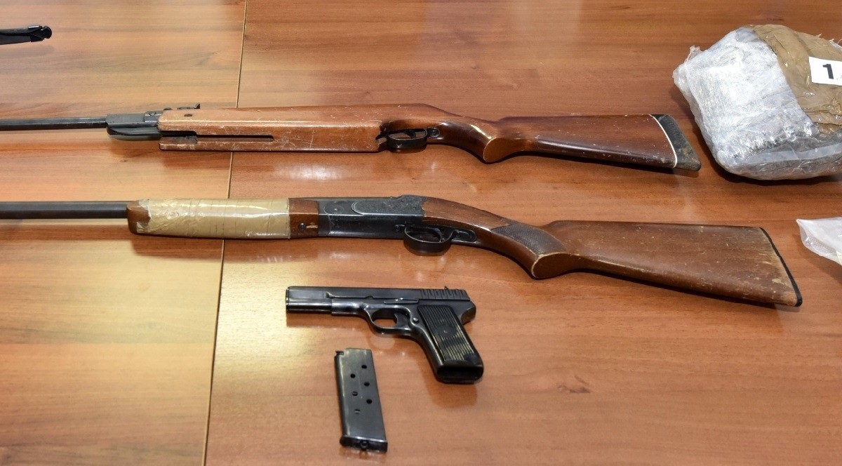 VIDEO Šibenska policija kod dilera našla arsenal oružja i više od 5 kila trave