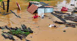 VIDEO Žena ušla u vodu na poplavljenom Krku kako bi spasila svoja dva psa