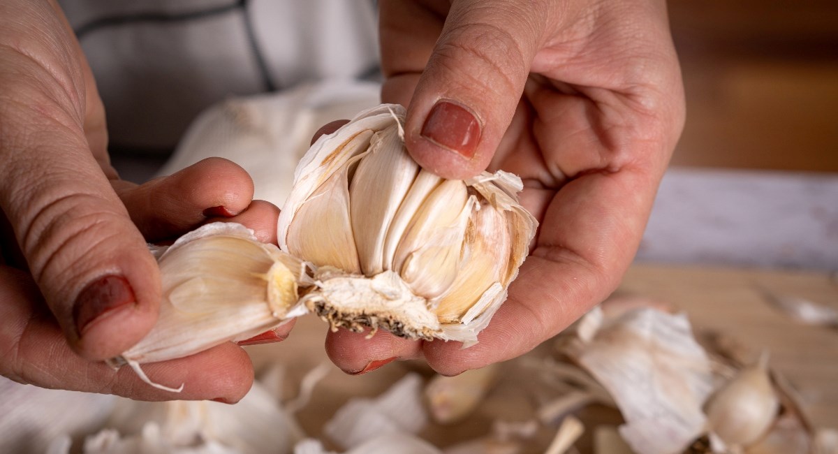 Jeste li probali ovako oguliti češnjak? Ogulit će se sam, ne morate ga ni dirati