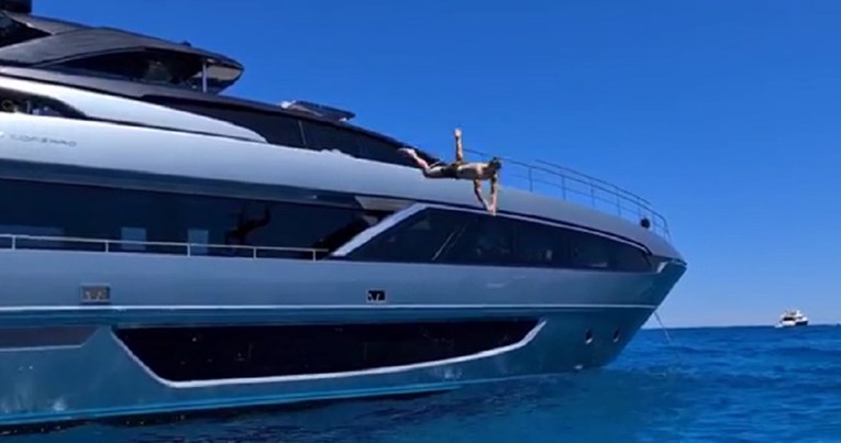 Pogledajte kako Ibrahimović uživa u ljetovanju: "Lav na kopnu, morski pas u moru"