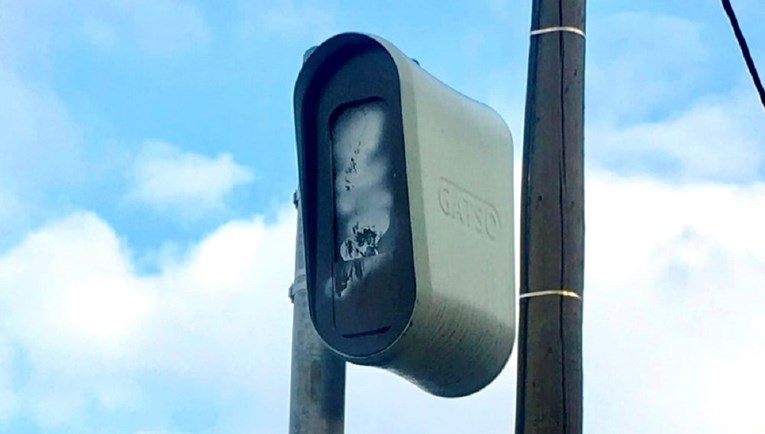 FOTO Kamera za nadzor brzine kod Pitomače pofarbana sprejem