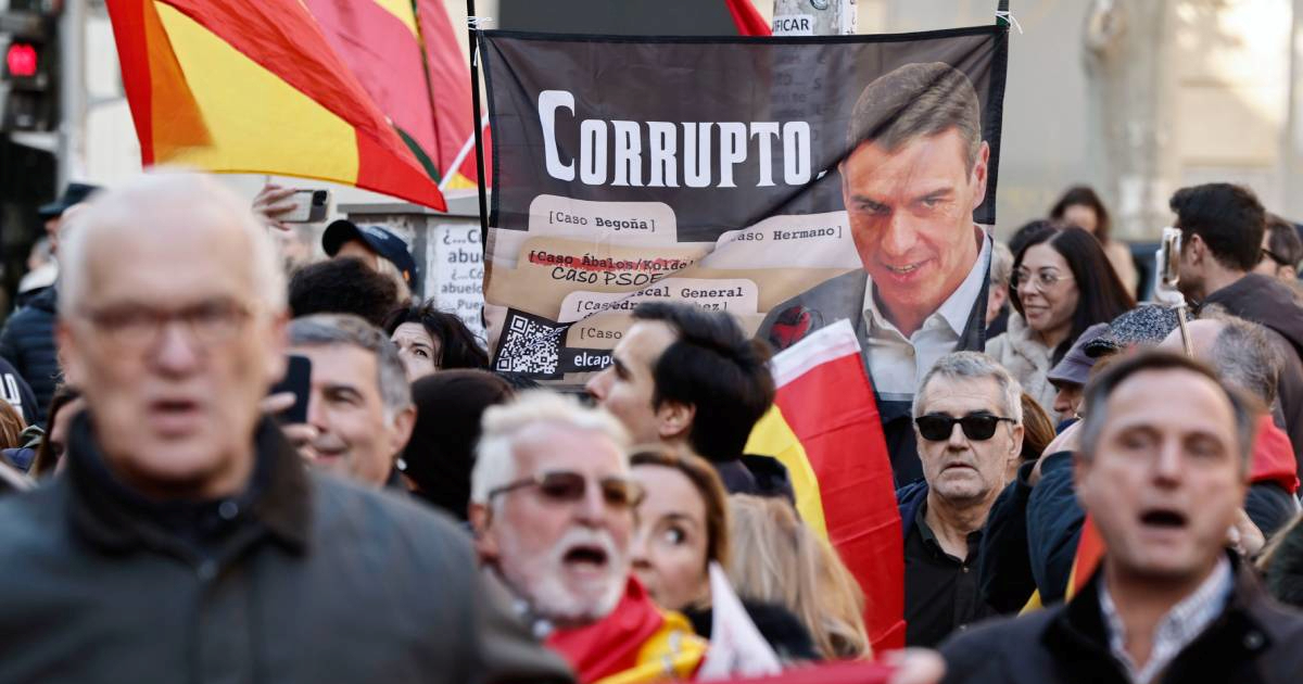 FOTO Tisuće prosvjednika u Madridu zatražile ostavku premijera Sáncheza