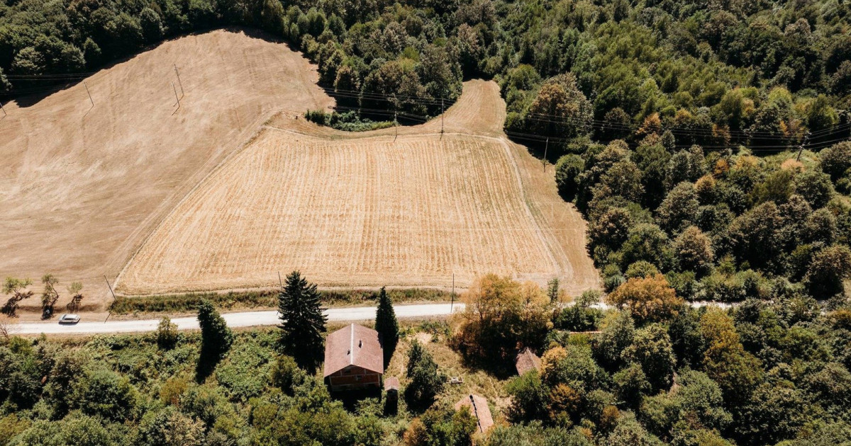 Dvije kuće, 17.000 m² zemlje i bez susjeda. Cijena je 29.000 €