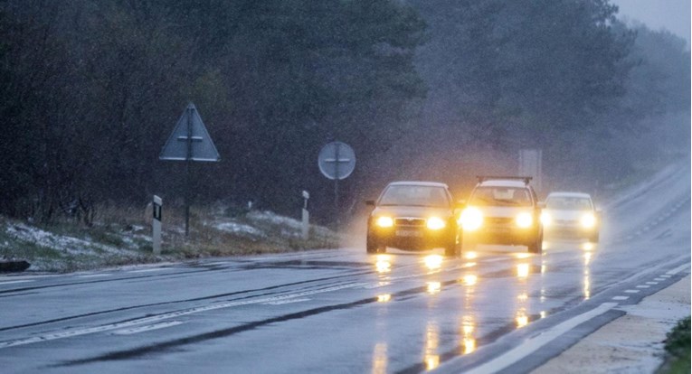 HAK: Kolnici su djelomice mokri, na nekim cestama je obavezna zimska oprema