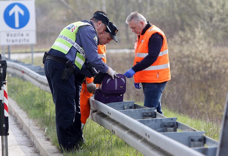 Nakon sudara s kamionom auto kod Ploča upao u provaliju, vozač jedva spašen