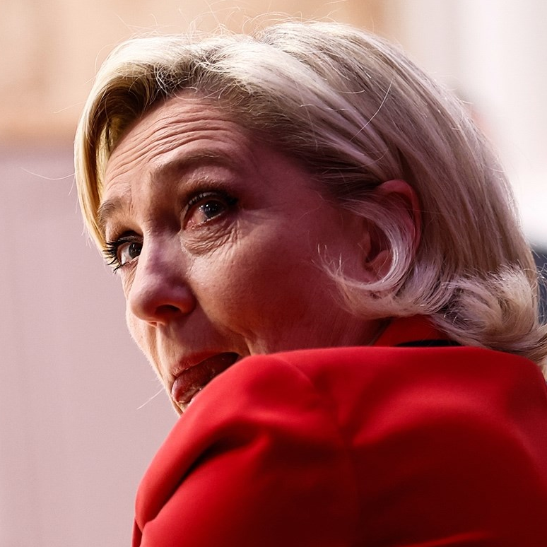 Barnier i Macron sada ovise o Le Pen, tvrde oporba i analitičari