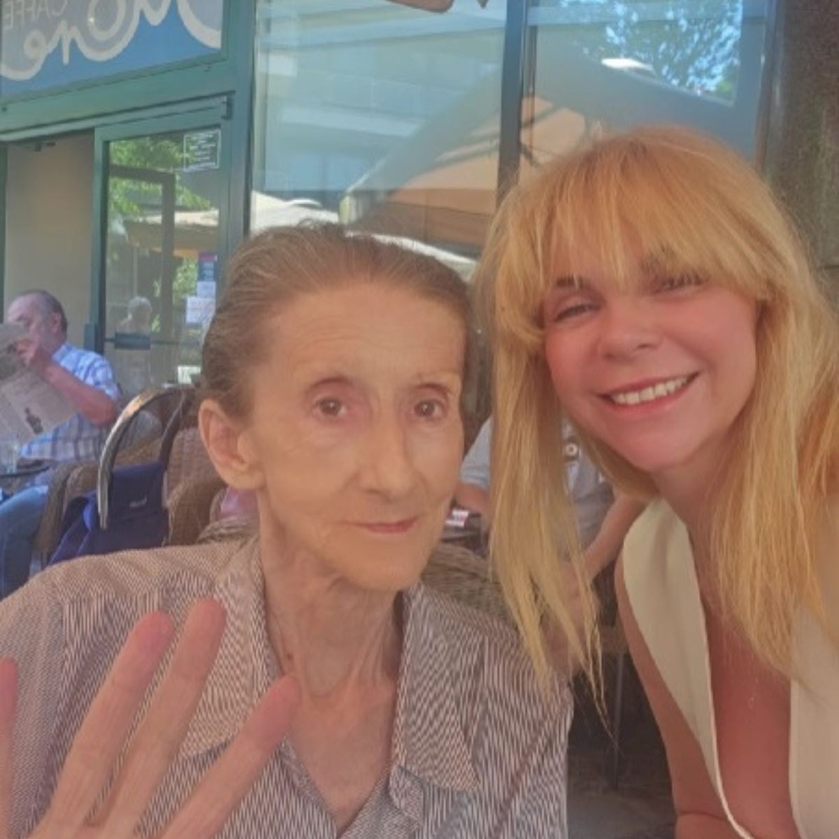 Mila Elegović posjetila Jadranku Matković, bile su na kavi