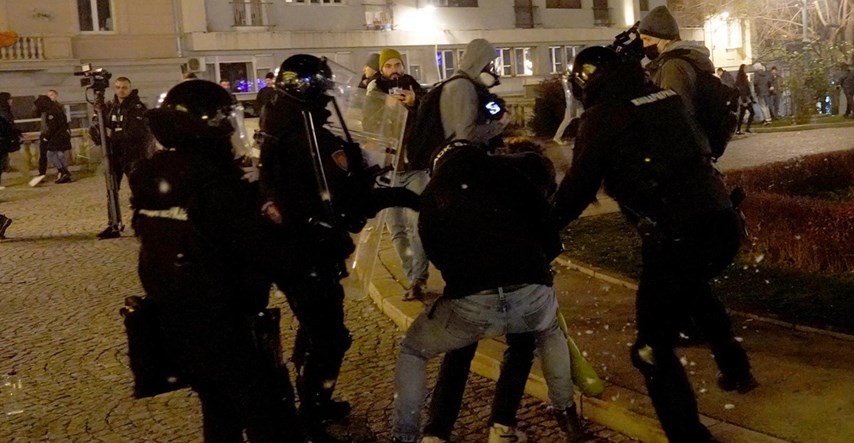 Srpski novinari: Policajci napadali naše kolege na prosvjedu. Hvatali ih za vrat...