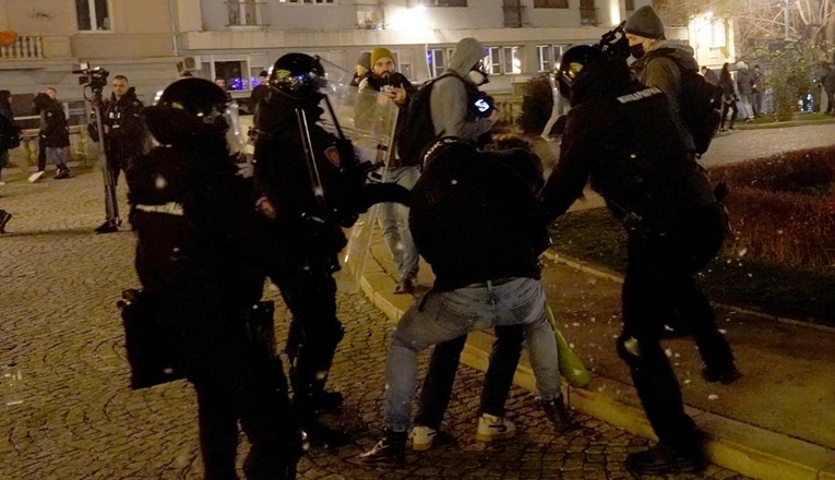 Srpski novinari: Policajci napadali naše kolege na prosvjedu. Hvatali ih za vrat...