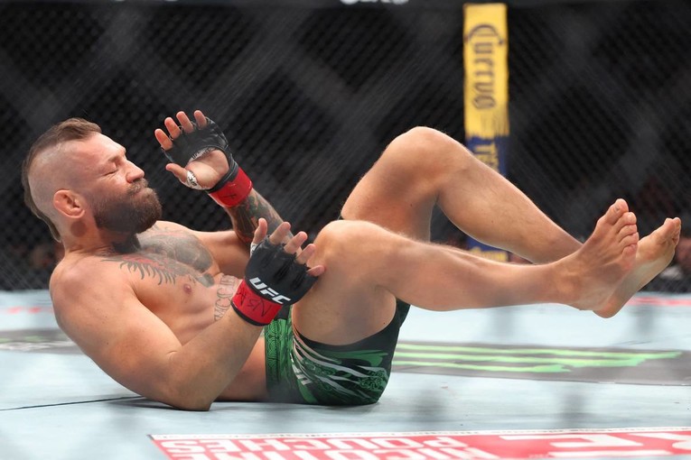 VIDEO McGregorov povratak se pretvorio u katastrofu. Ozlijedio se kod prvog udarca