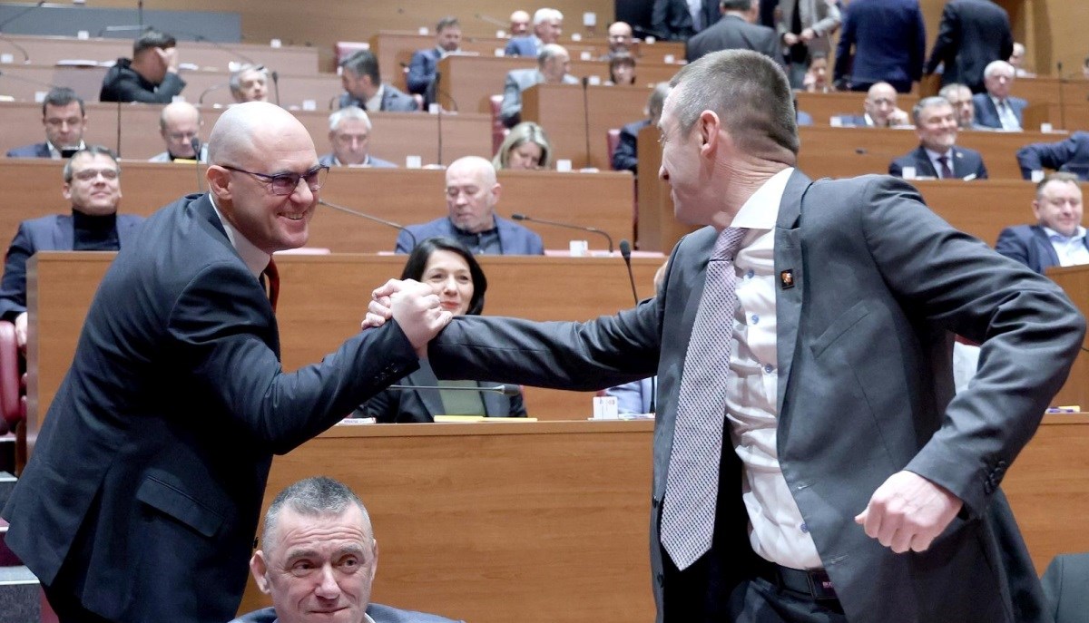 Ćipe: Ne pada nam na pamet srušiti vlastitu vladu