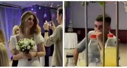 "Nije baš oduševljen": Uhvatila buket na svadbi, reakcija njenog dečka postala hit