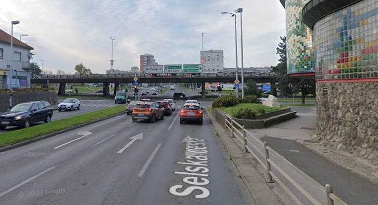 U Zagrebu se sudarili motocikl i auto. Ozlijeđena najmanje jedna osoba