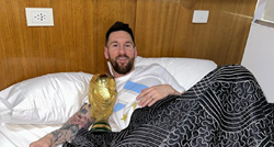 Messi objavio fotku na kojoj je u krevetu s trofejom, odmah mu se javila supruga
