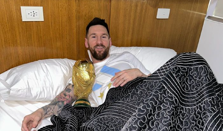 Messi objavio fotku na kojoj je u krevetu s trofejom, odmah mu se javila supruga