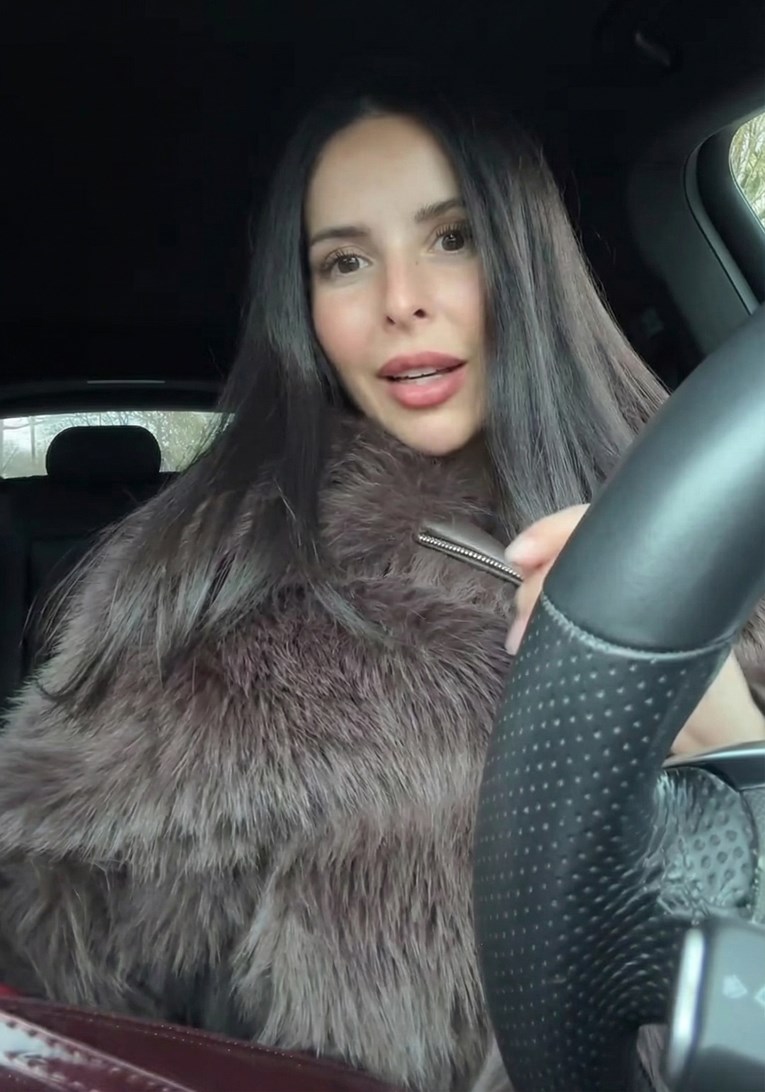 Na roditeljski dolazi u štiklama i bundi: "Kažu da sam čudna, ali volim se srediti" 