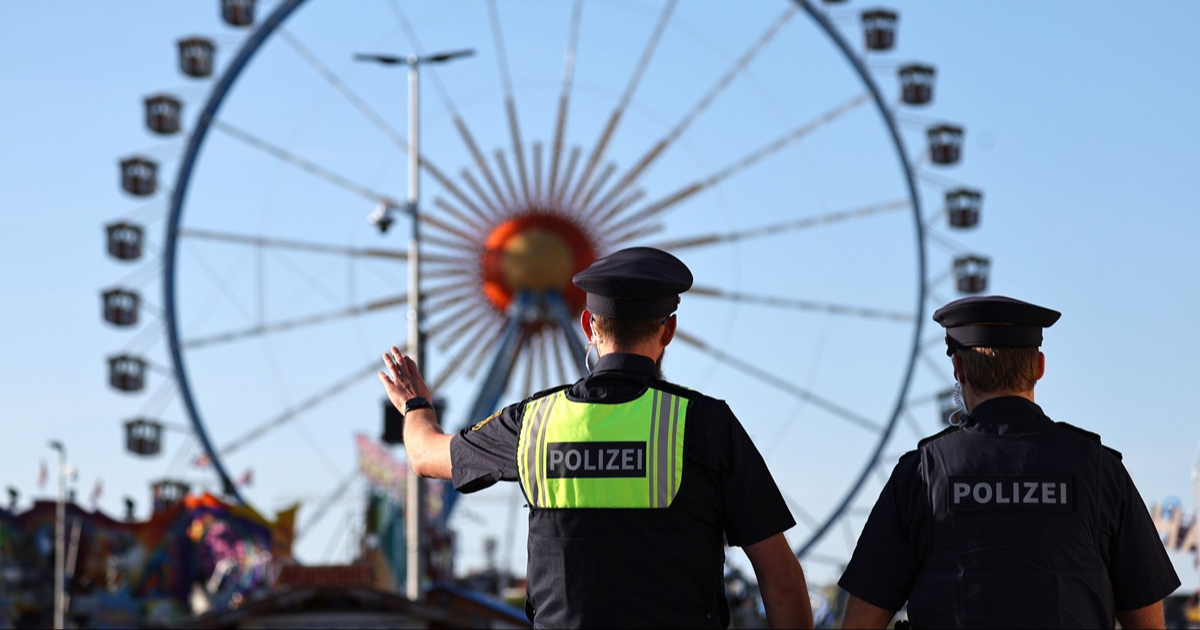 Pijani posjetitelj Oktoberfesta povratio u taksiju pa vozaču prijetio sjekirom