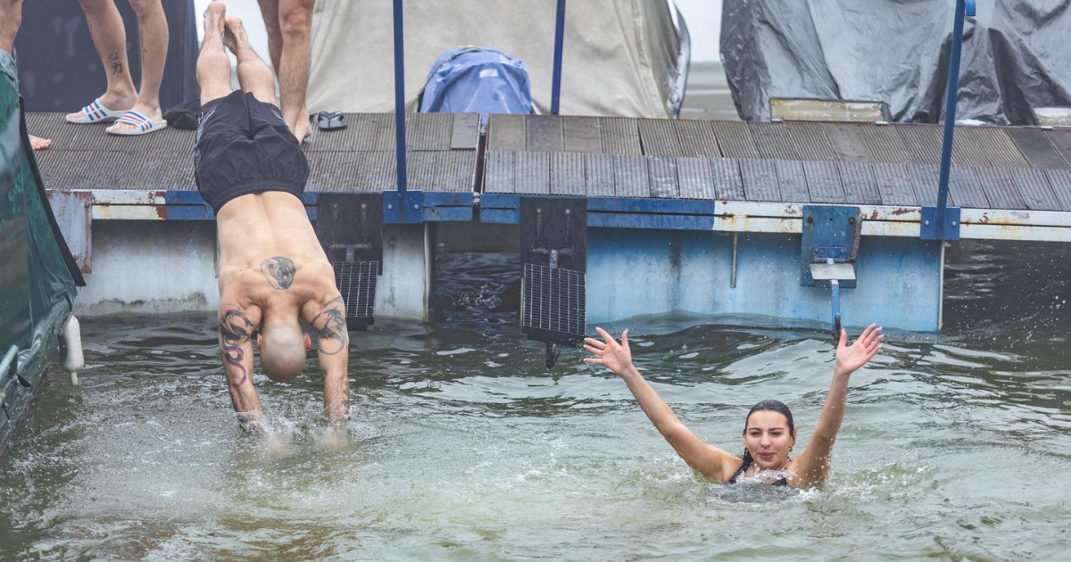 FOTO Hrabri Osječani se kupali u hladnoj Dravi, održali dugu tradiciju