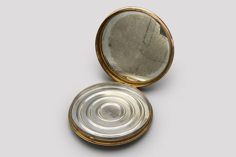 Muškarac u second handu kupio ogledalo za 9 eura pa shvatio da je puno vrjednije