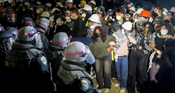 VIDEO Policija po mraku srušila propalestinski kamp na uglednom UCLA-u u Kaliforniji