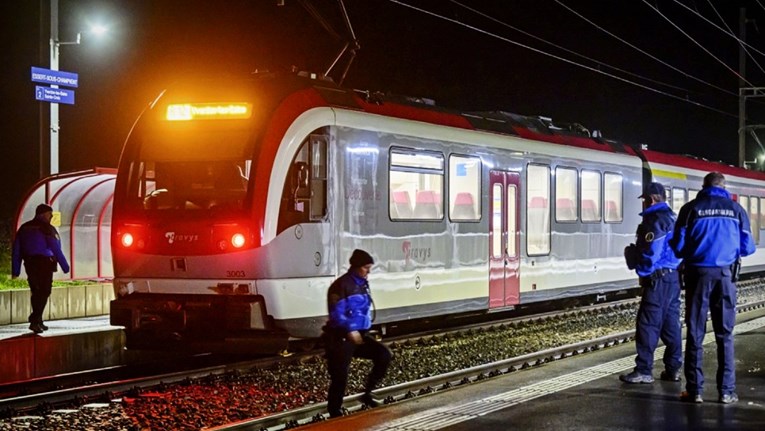 Iranac sa sjekirom i nožem držao 15 ljudi kao taoce u vlaku u Švicarskoj. Ubijen je