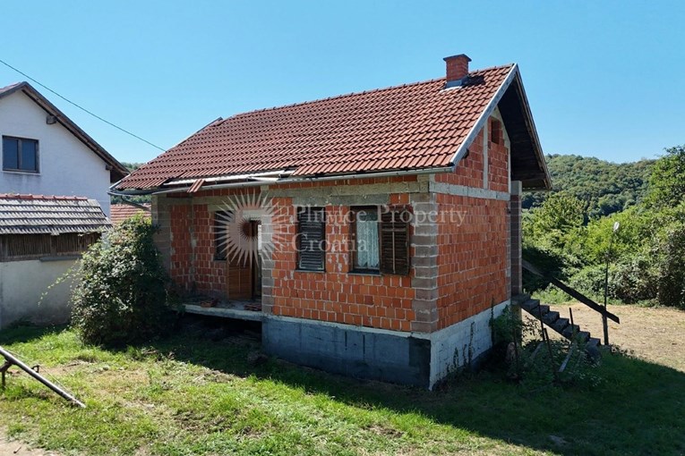 Neviđena prilika: Obiteljska kuća na 23.000 m² zemljišta pored dvorca za 40.000 €