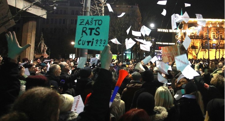 Novi prosvjedi u Beogradu, okupilo se manje ljudi nego sinoć