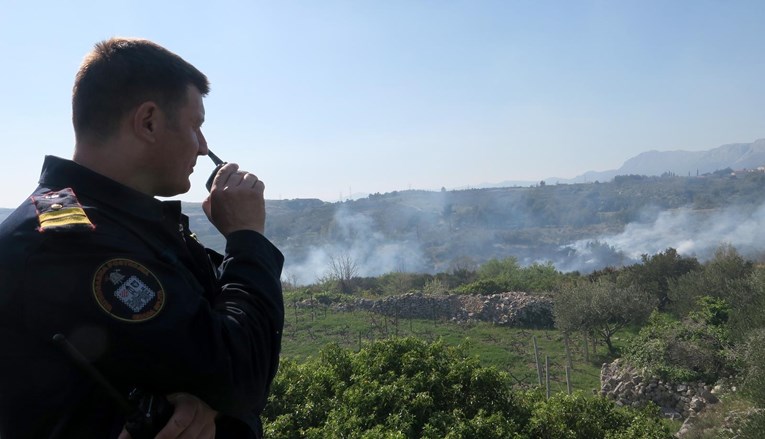 Maloljetnik signalnom raketom izazvao požar kod Splita