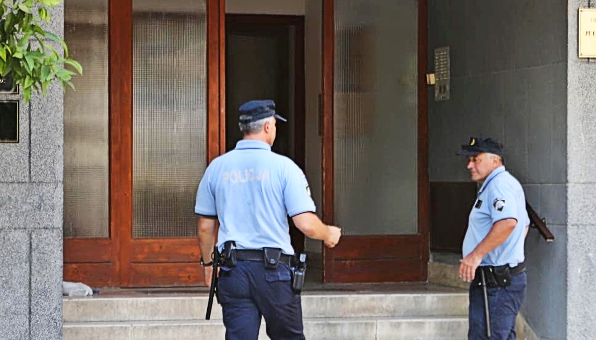 Žena u Splitu ljude s balkona zalijevala psećom mokraćom. Izbjegla je kaznu, evo kako