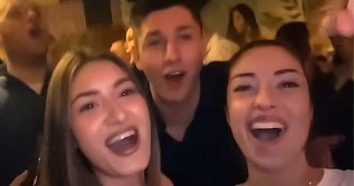 Glavni ćaci upao u kadar curama dok su pjevale u kafiću, njihova reakcija postala hit