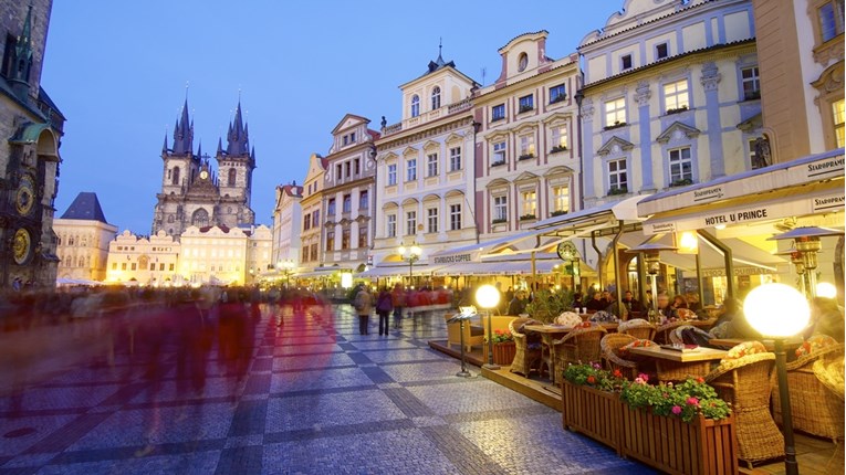 Prag zabranio noćne turističke obilaske barova. "Ne želimo one koji se dolaze napiti"