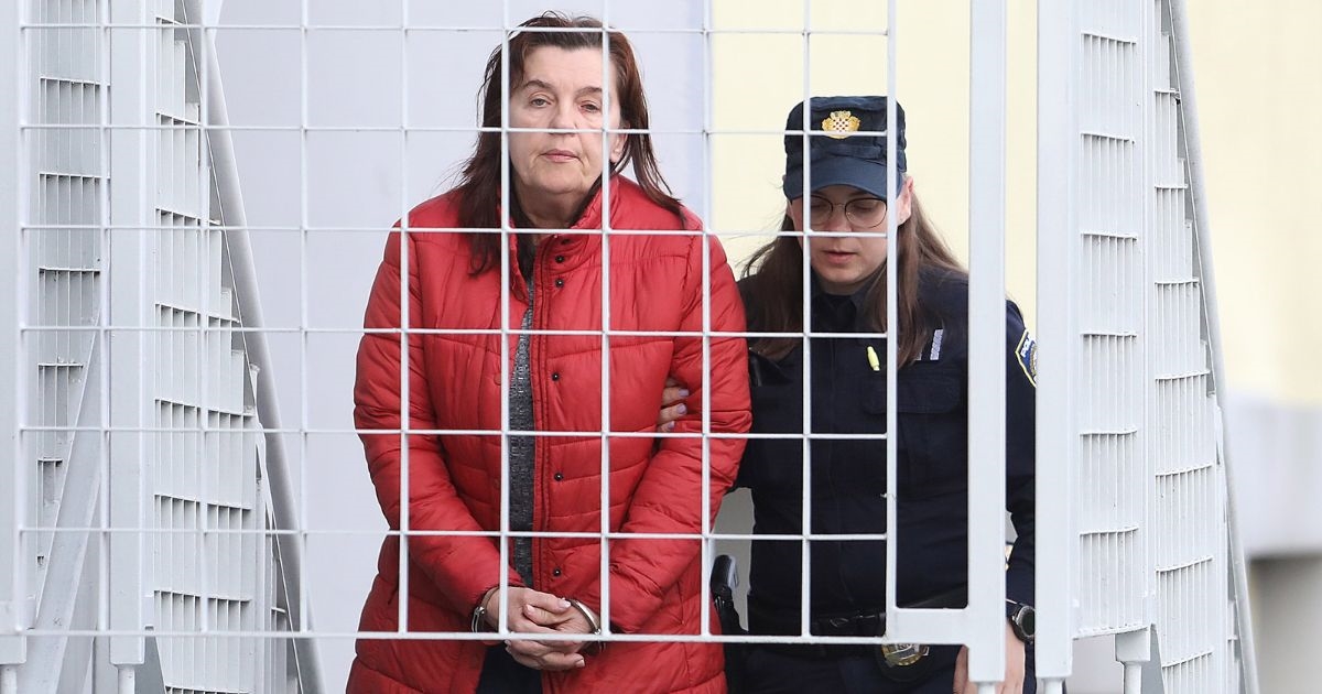 FOTO Žena osumnjičena da je ubila majku u Zagrebu u lisicama dovedena na ispitivanje