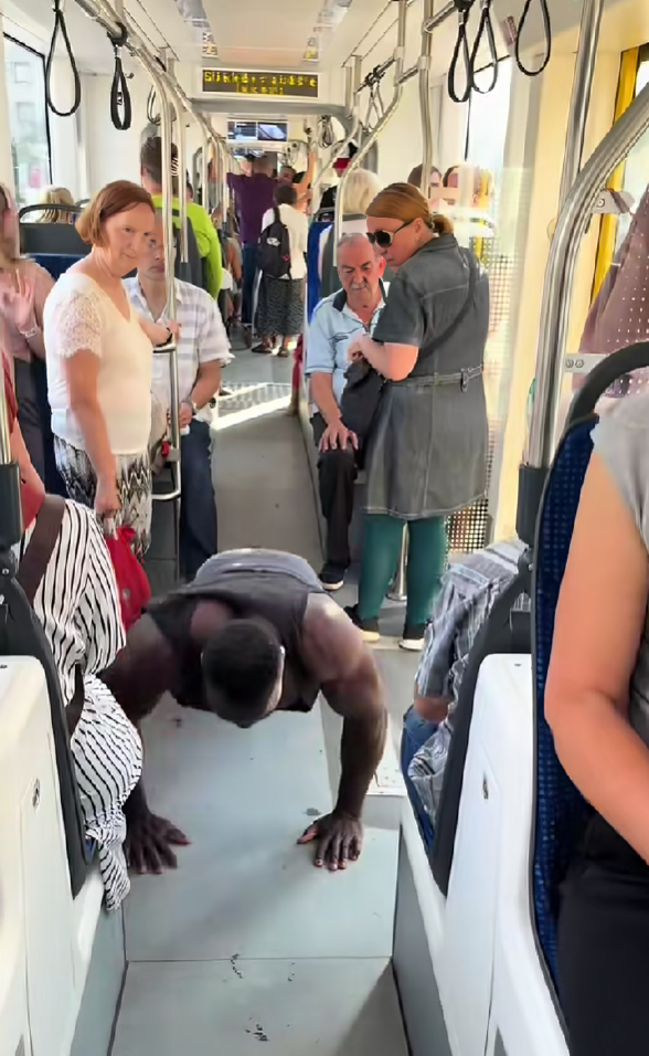 VIDEO Njemački influencer radio sklekove u sarajevskom tramvaju, ljudi u čudu