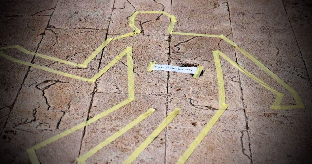 Prosvjednici pred klečavcima nalijepili trake za očevid: "Ovu ženu je ubio sustav"