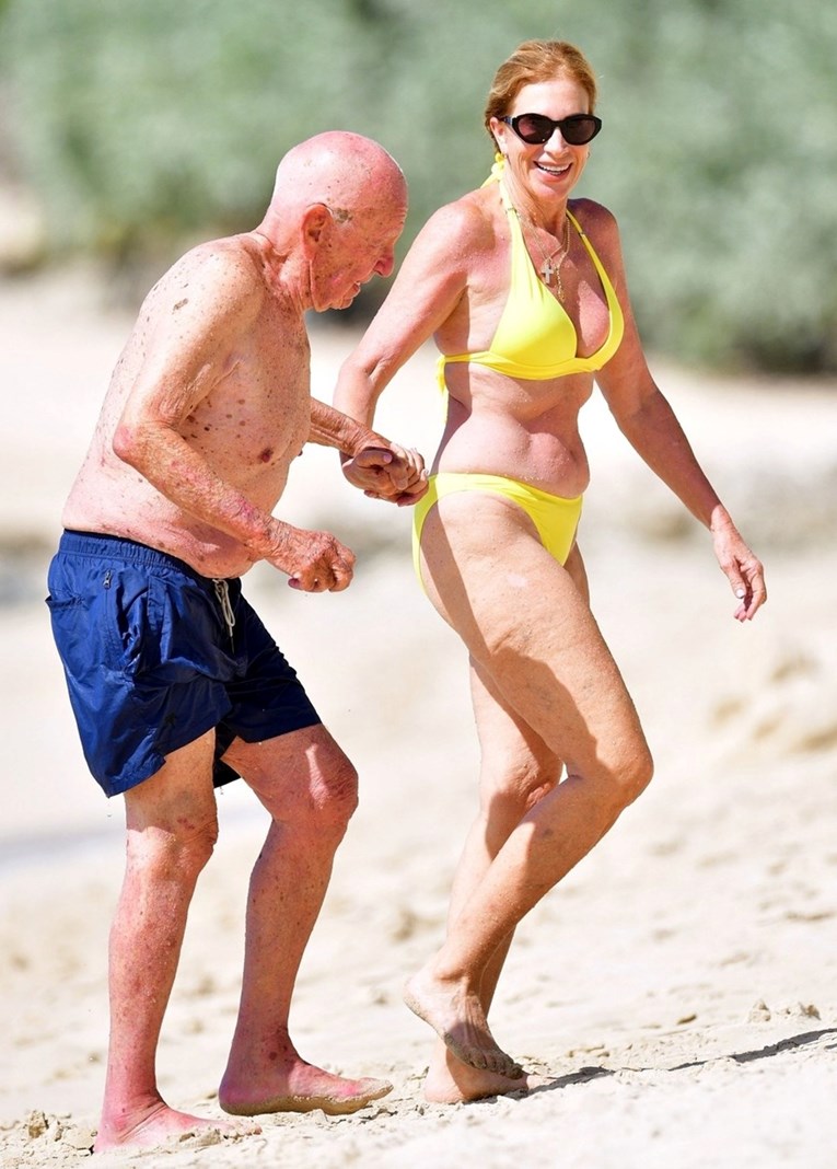 Milijarder (91) opet ljubi mlađu, pola godine nakon razvoda. Snimljeni su na plaži