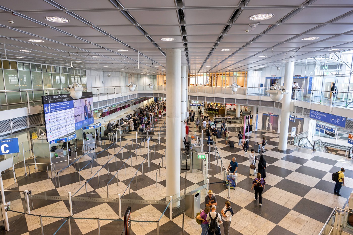 Tisuće putnika u Münchenu ostalo na aerodromu, dronovi obustavili zračni promet