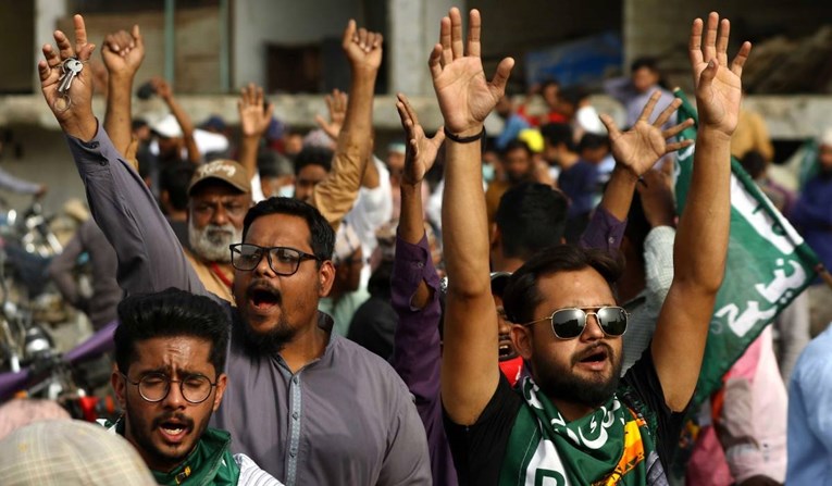 Islamisti u Pakistanu sukobili se s policijom zbog karikatura, ubijena tri policajca