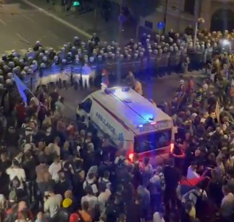 Kako je policija krenula na prosvjednike u Beogradu? Snimka demantira šefa policije
