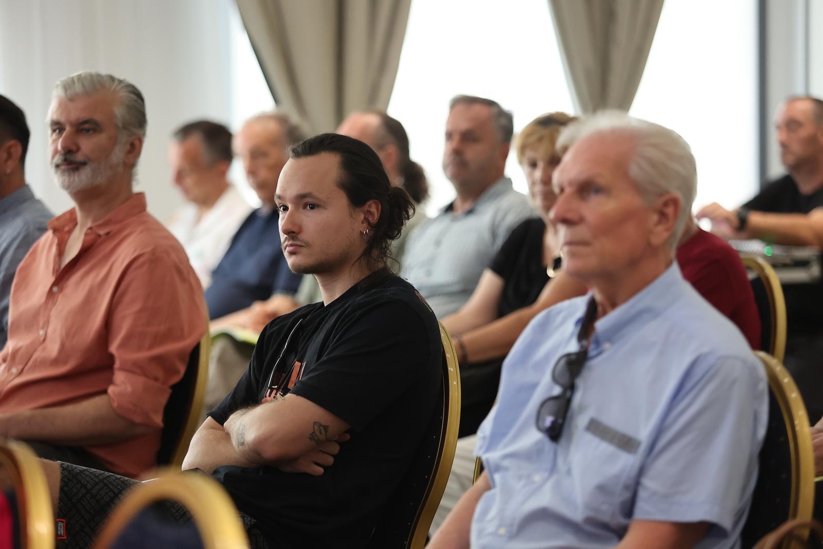 Gibonnijev sin Rando privukao pažnju na panelu u Splitu